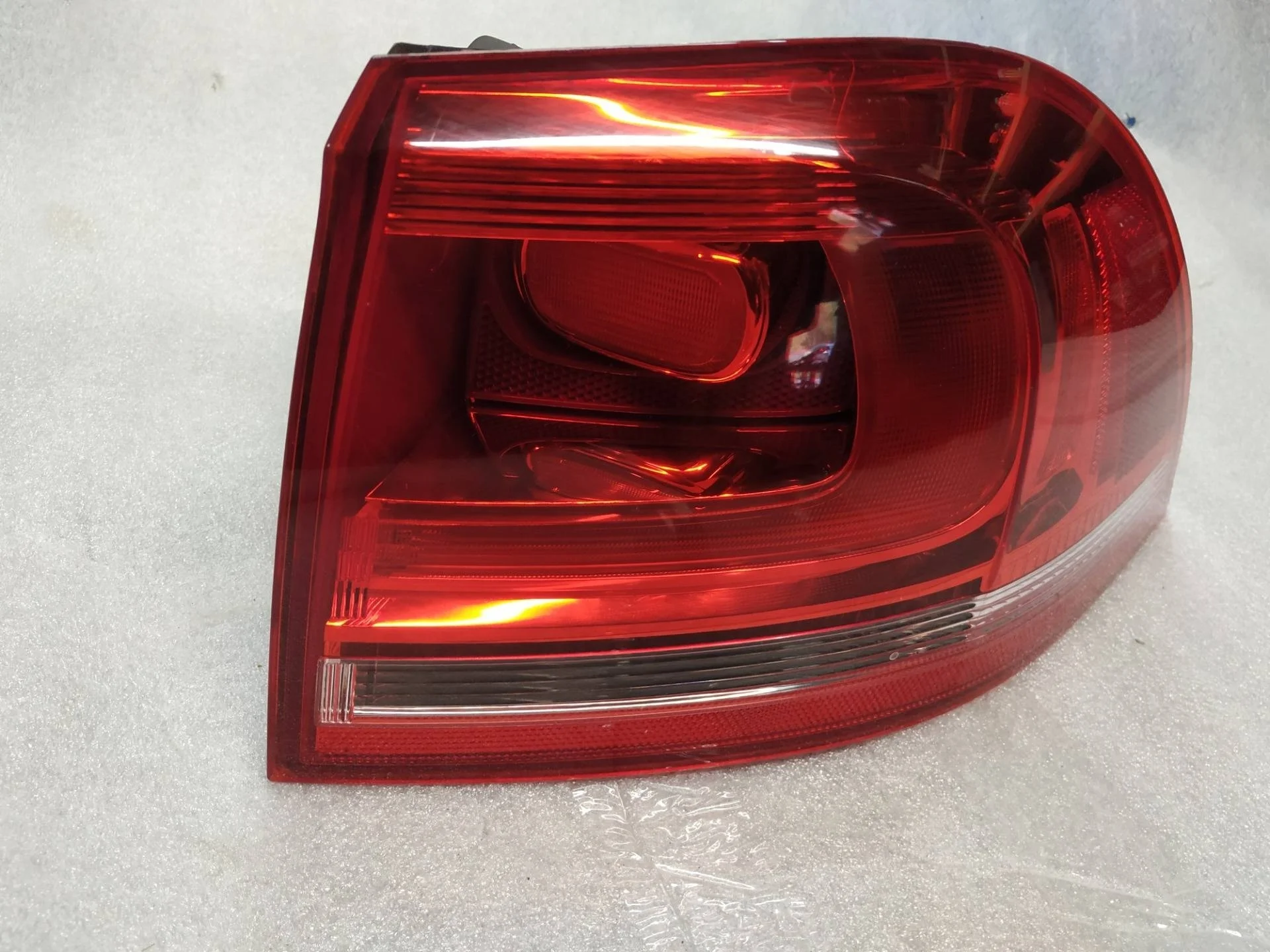 фонарь задний правый Volkswagen Touareg 2 7P6 2012