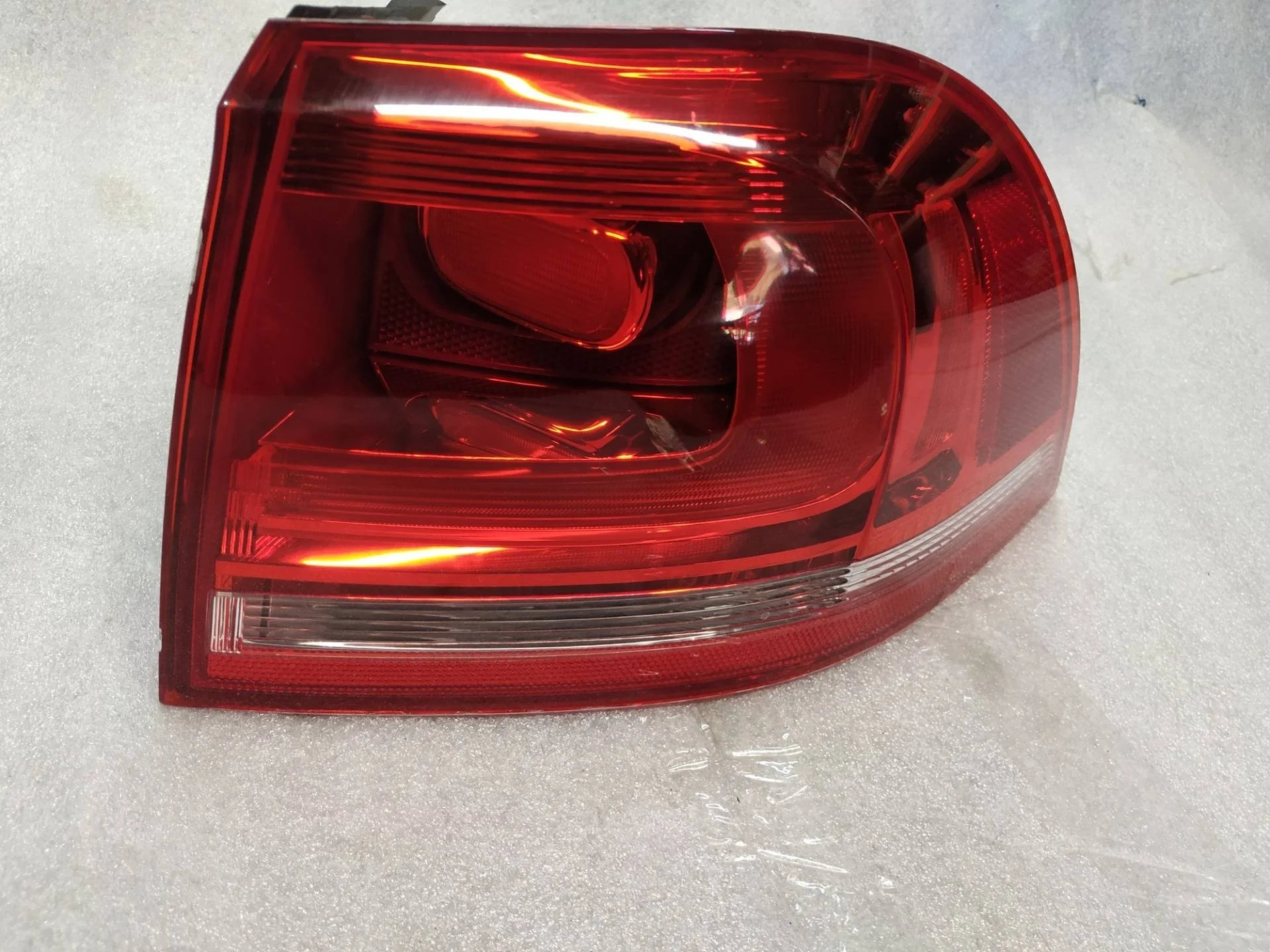 фонарь задний правый Volkswagen Touareg 2  2013