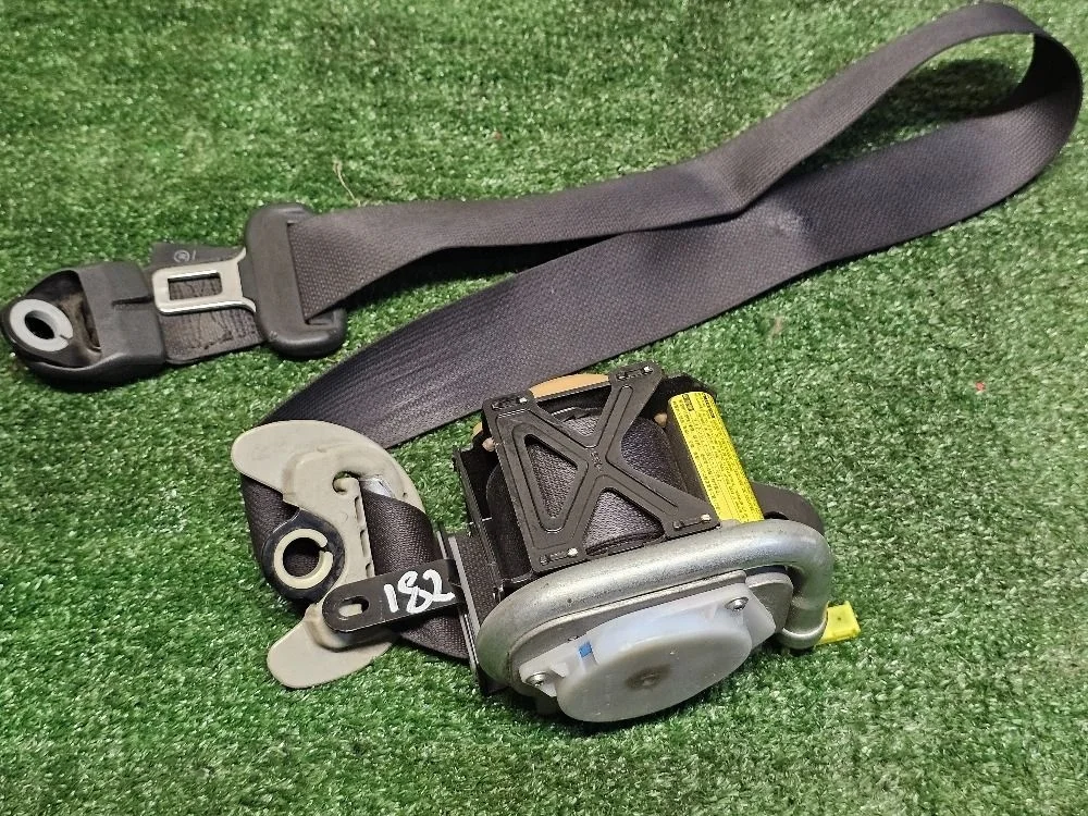 Ремень передний правый Toyota Avensis T250