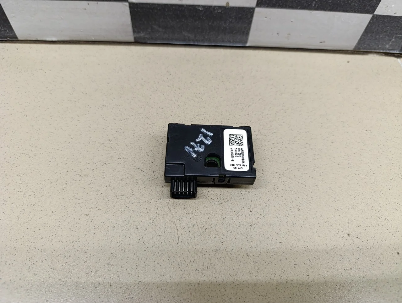 Датчик угла поворота рулевого колеса Tiguan 2007-2011