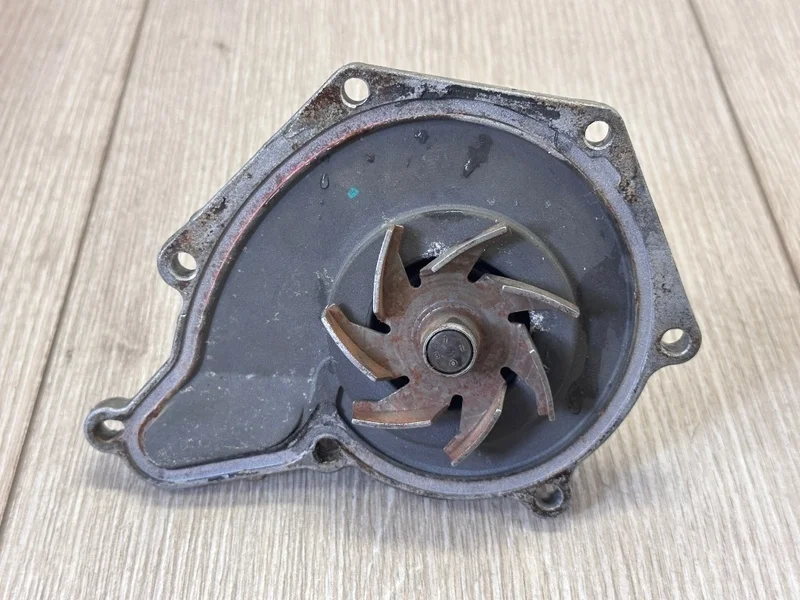 Помпа охлаждающей жидкости Audi Q7 2007-2015 4L