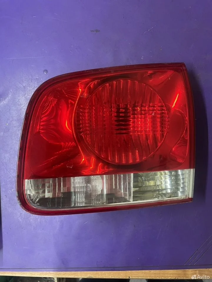 Фонарь правый в крышку багажника vw touareg