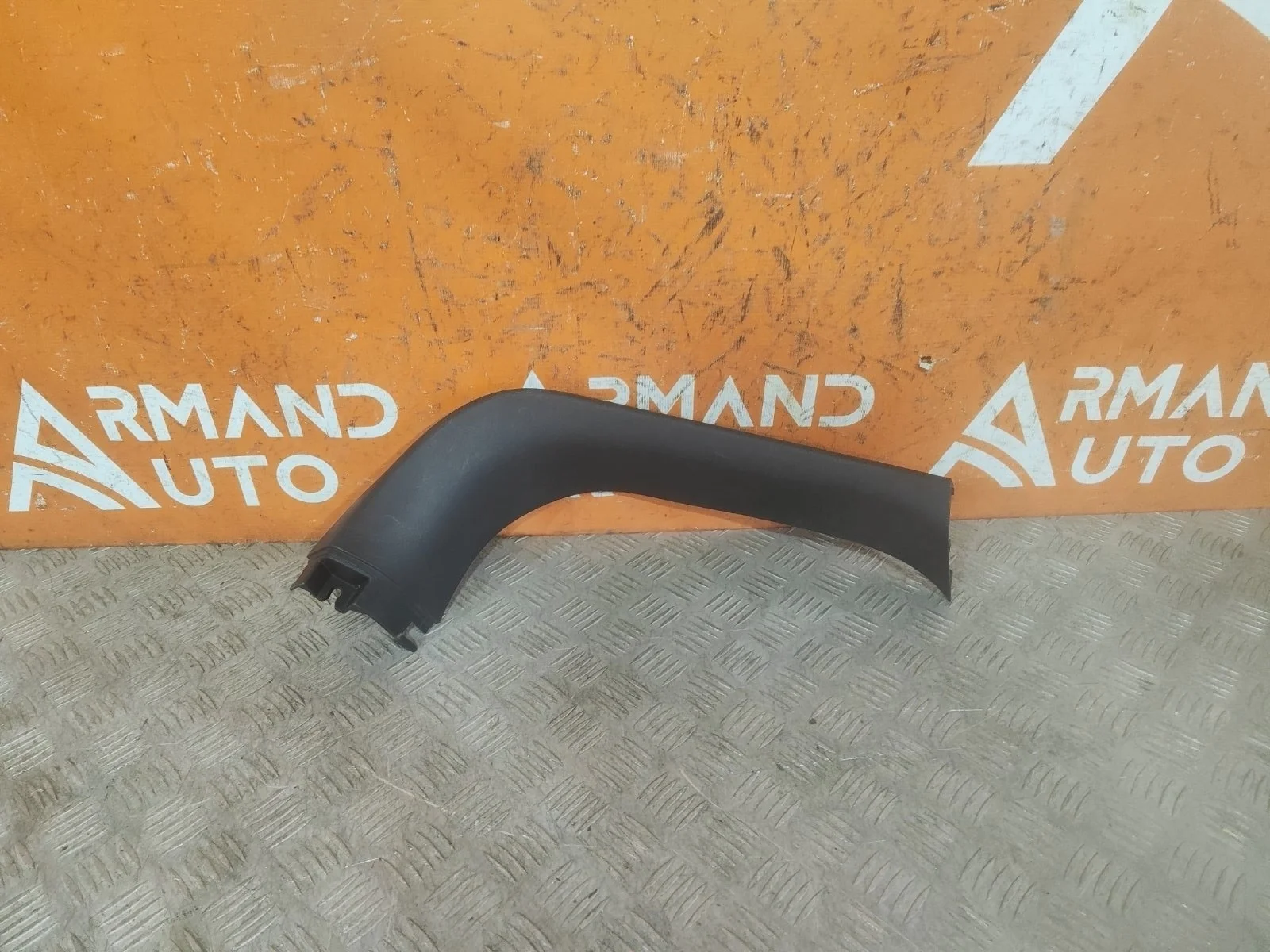 Обшивка двери багажника верхняя Mitsubishi Outlander 2012-нв 3