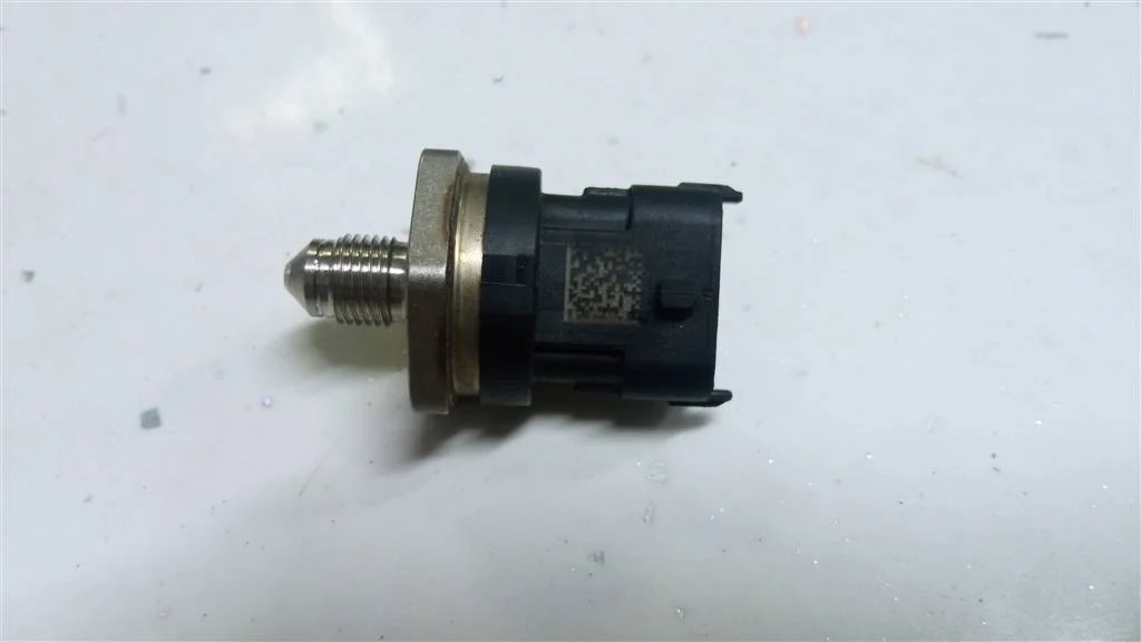 Б.у. датчик давления топлива MAZDA CX7 ER8 MAZDA CX7 ER8