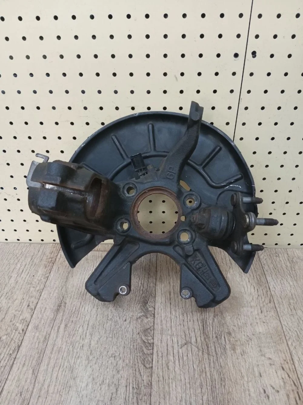 Кулак передний правый Volkswagen Jetta 6 1.6л Jetta VI (2010—2015) 162