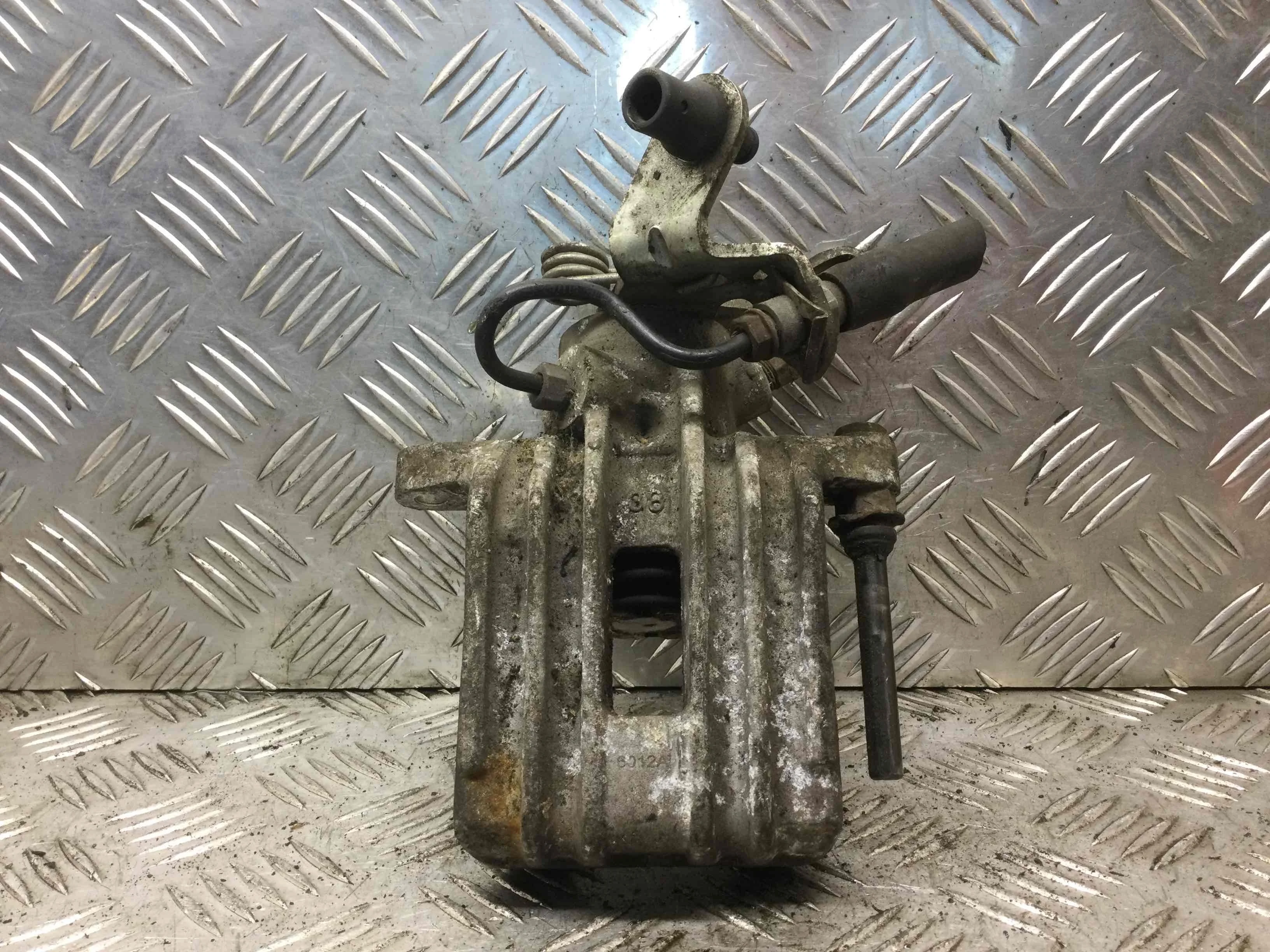 Суппорт задний левый Audi A3 8P (2003-2005) дизель 2.0 TDI Механика Х/б