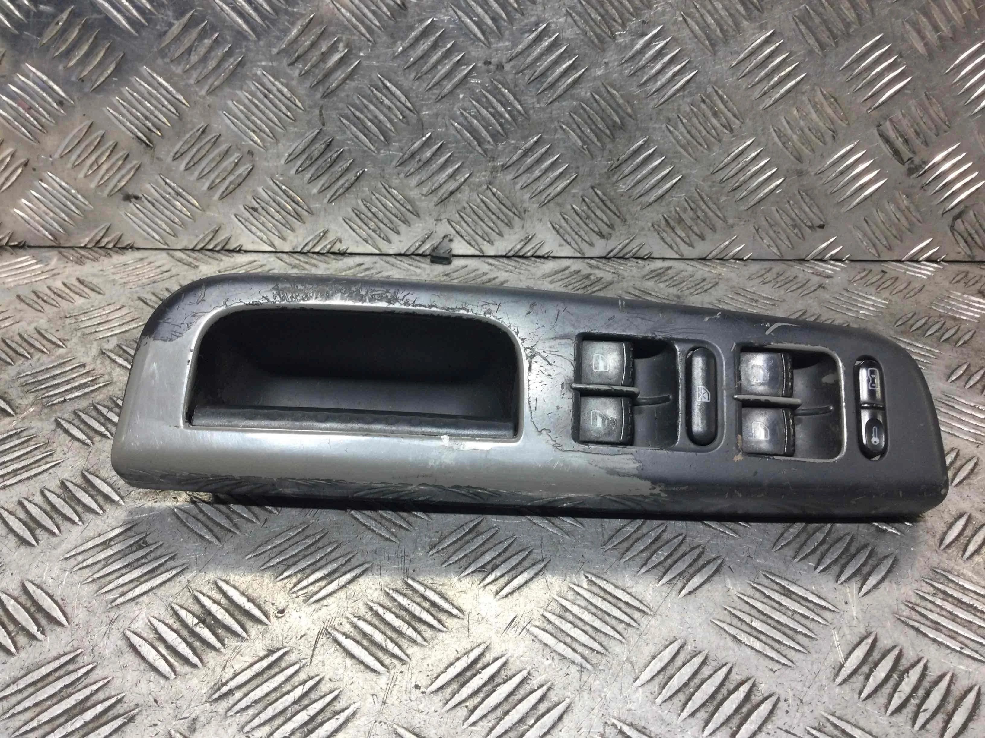 Блок управления стеклоподъемниками Volkswagen Sharan 1 поколение [рестайлинг] (2000-2003) дизель 1.9 TDI Автомат Минивэн