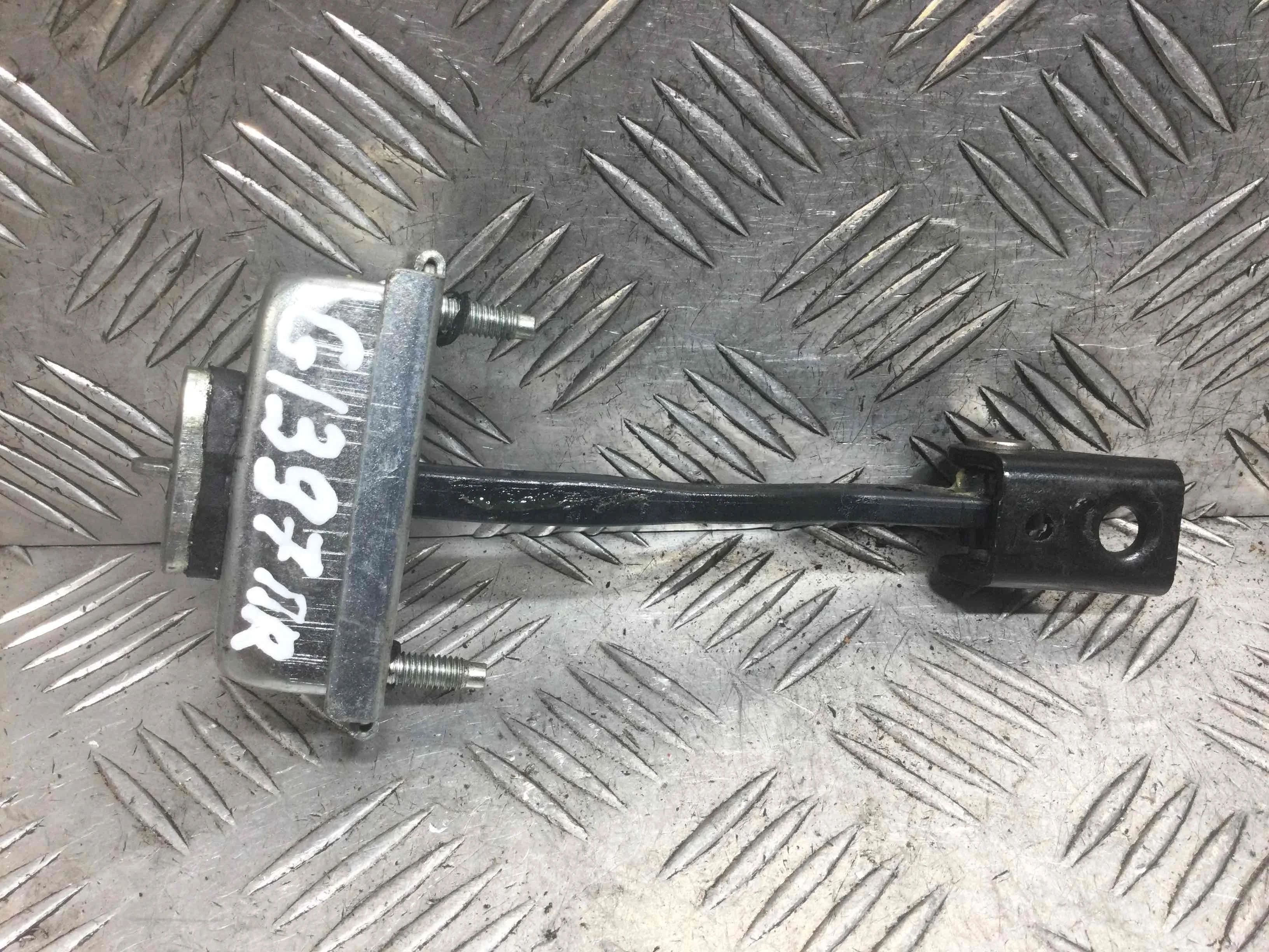 Ограничитель открывания двери передней Ford Focus 1 поколение [рестайлинг] (2001-2005) бензин 1.6 i Механика Универсал