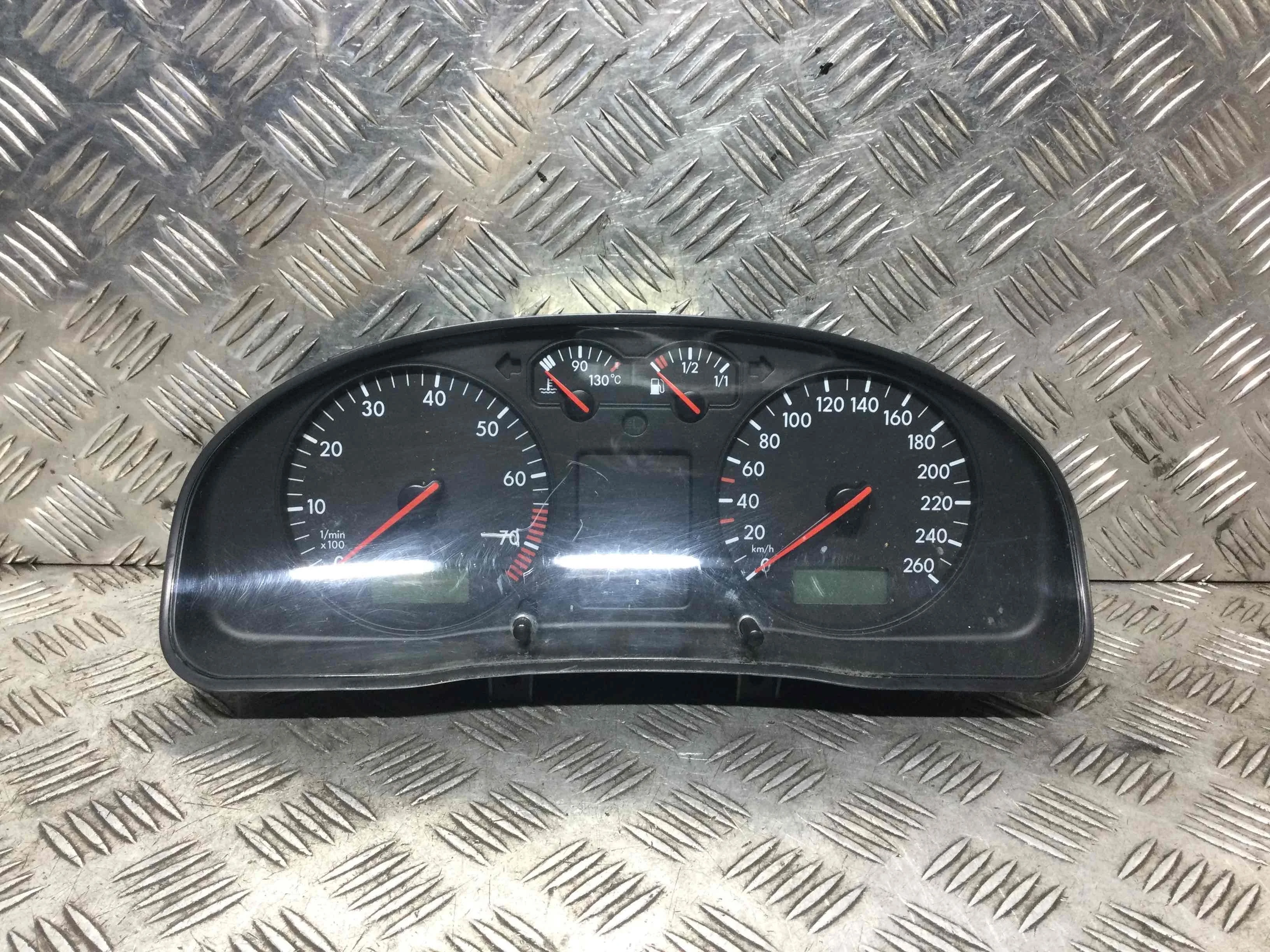 Щиток приборов (приборная панель) Volkswagen Passat B5 (1996-2000) бензин 1.6 i Механика Универсал
