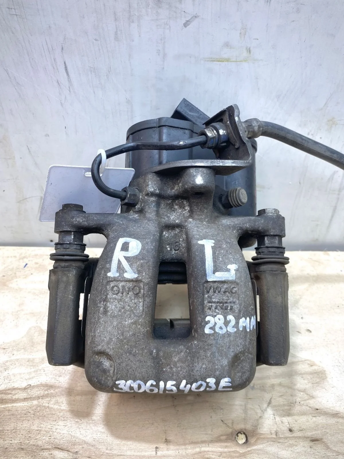 Суппорт левый  Passat B6 282 мм TRW Passat B6 (2005—2010) В наличии