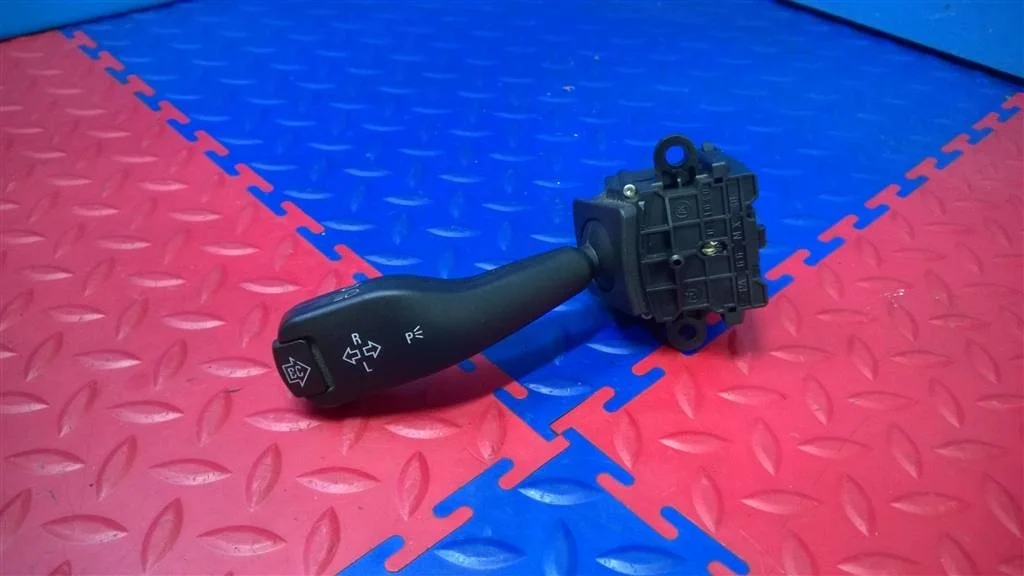 переключатель подрулевой BMW X3 E83  M54B30 231лс 3.0i