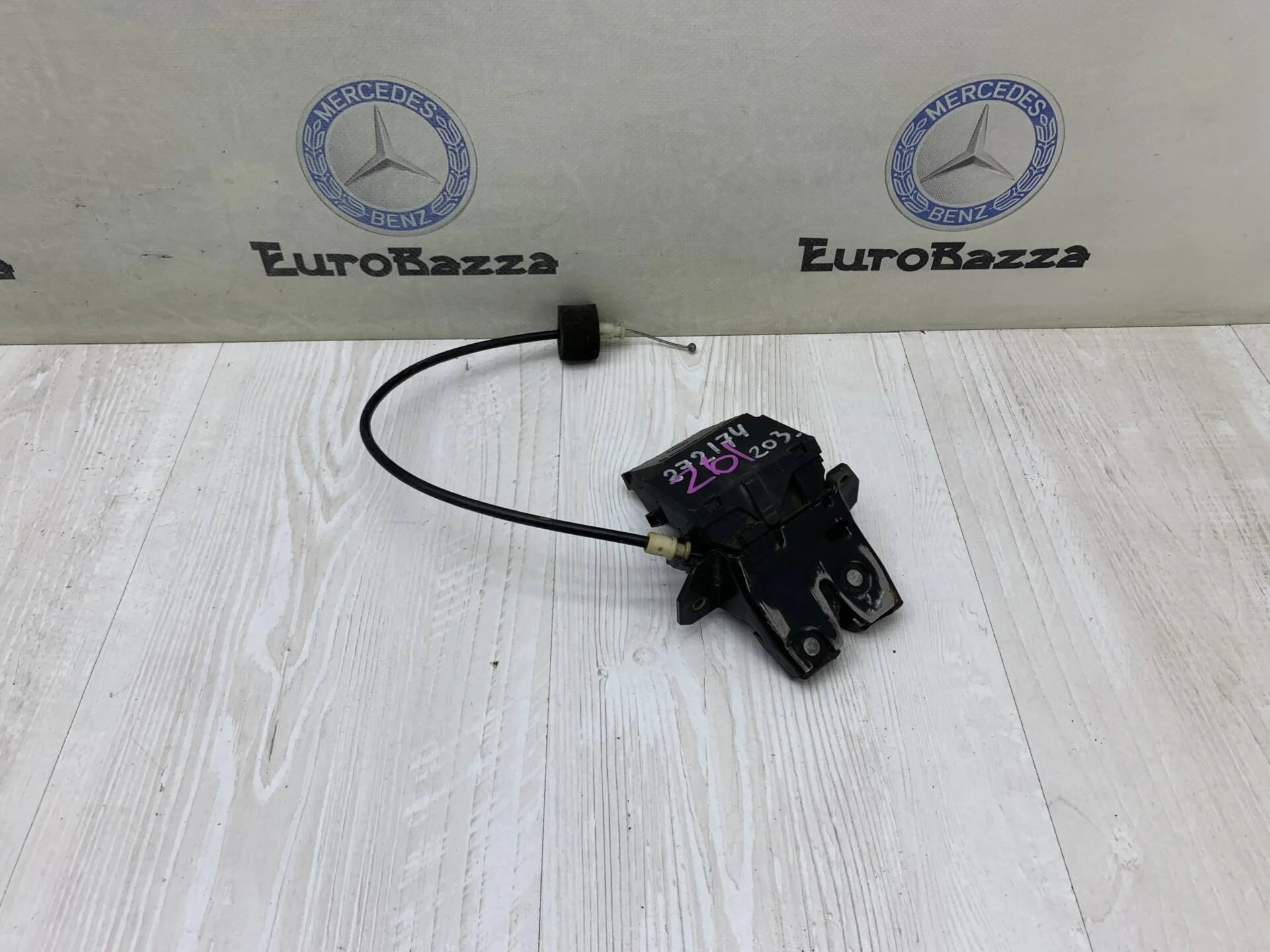 Замок крышки багажника Mercedes W211