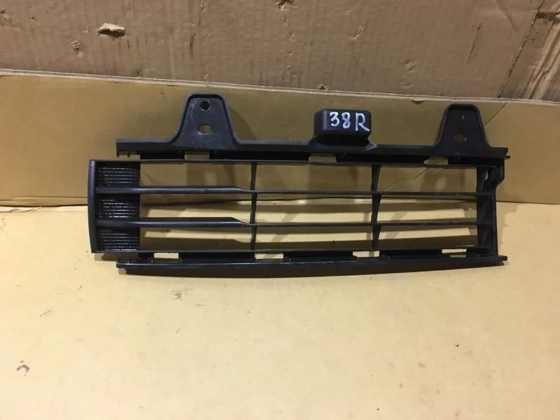 Решетка в бампер правая Toyota Land Cruiser 2011 5311260040 URJ200 1VD-FTV 4.5