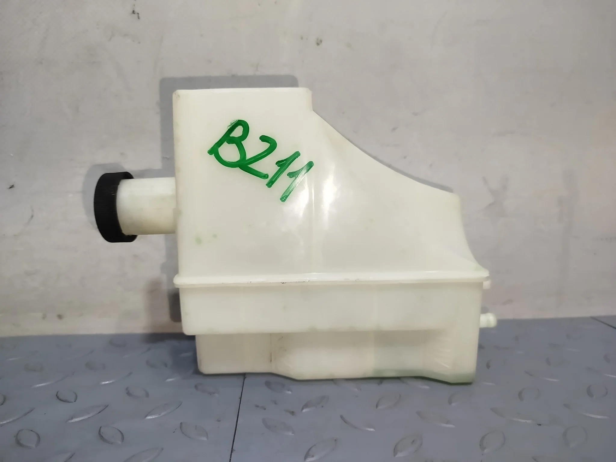 БАЧОК РАСШИРИТЕЛЬНЫЙ NISSAN CUBE CUBE CUBIC MARCH MARCH RAFEET MICRA NOTE AK12 BGZ11... BNZ11 BZ11 E11 K12 NE11 YGNZ11 YGZ11 YK12 YZ11 ZE11 217101U600