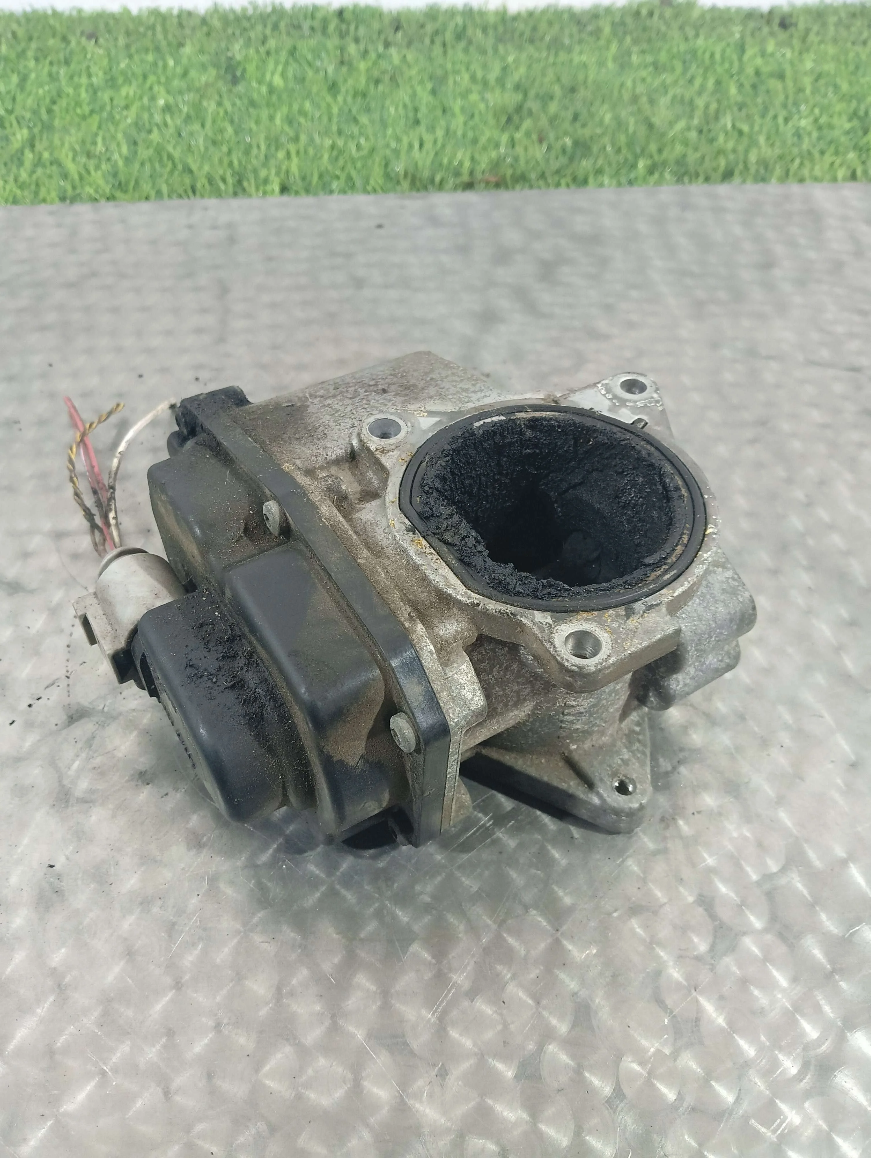 клапан EGR Audi A4 2.0 дизель 2010