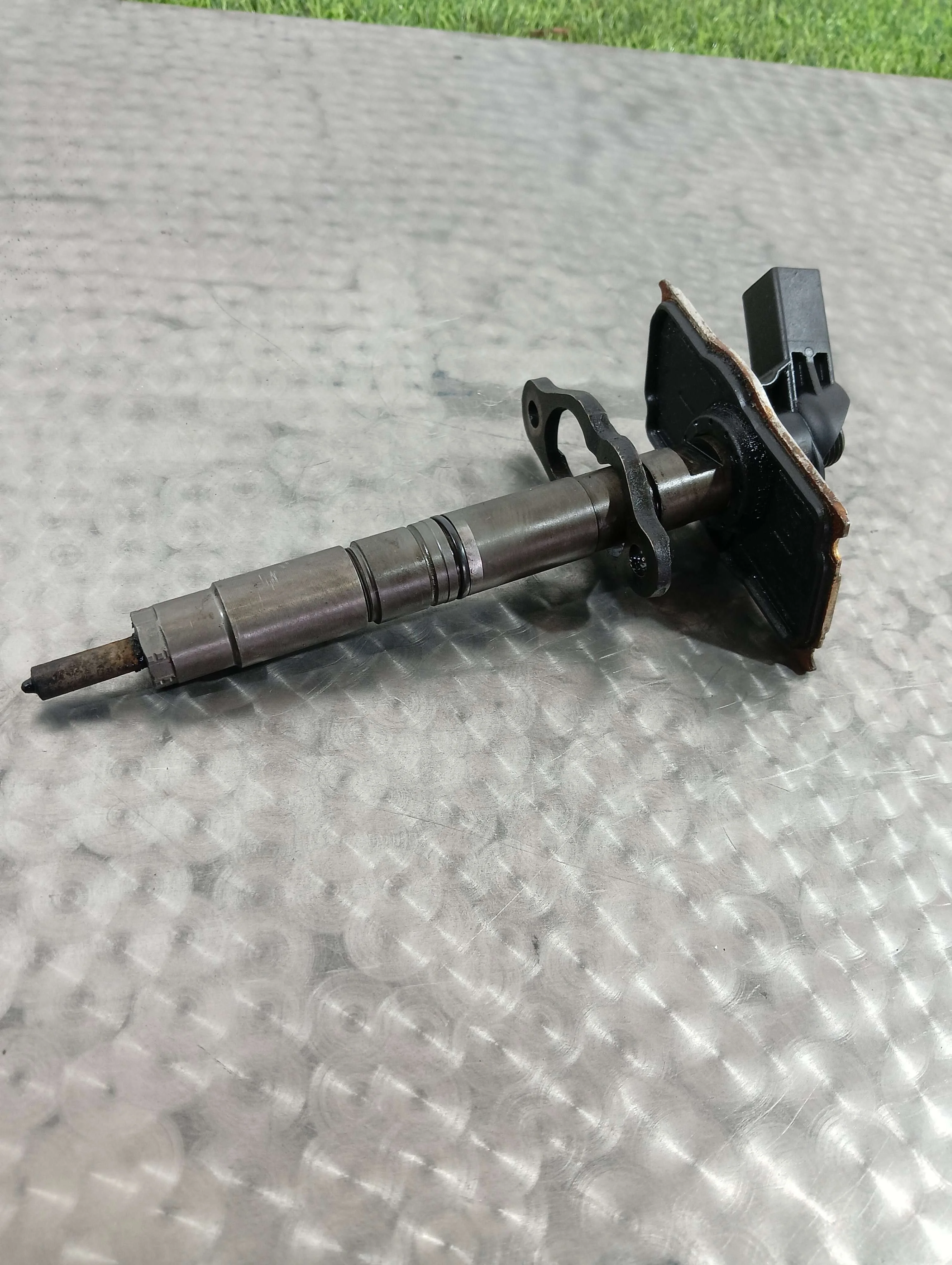 форсунка топливная Audi A4 2.0 дизель 2010