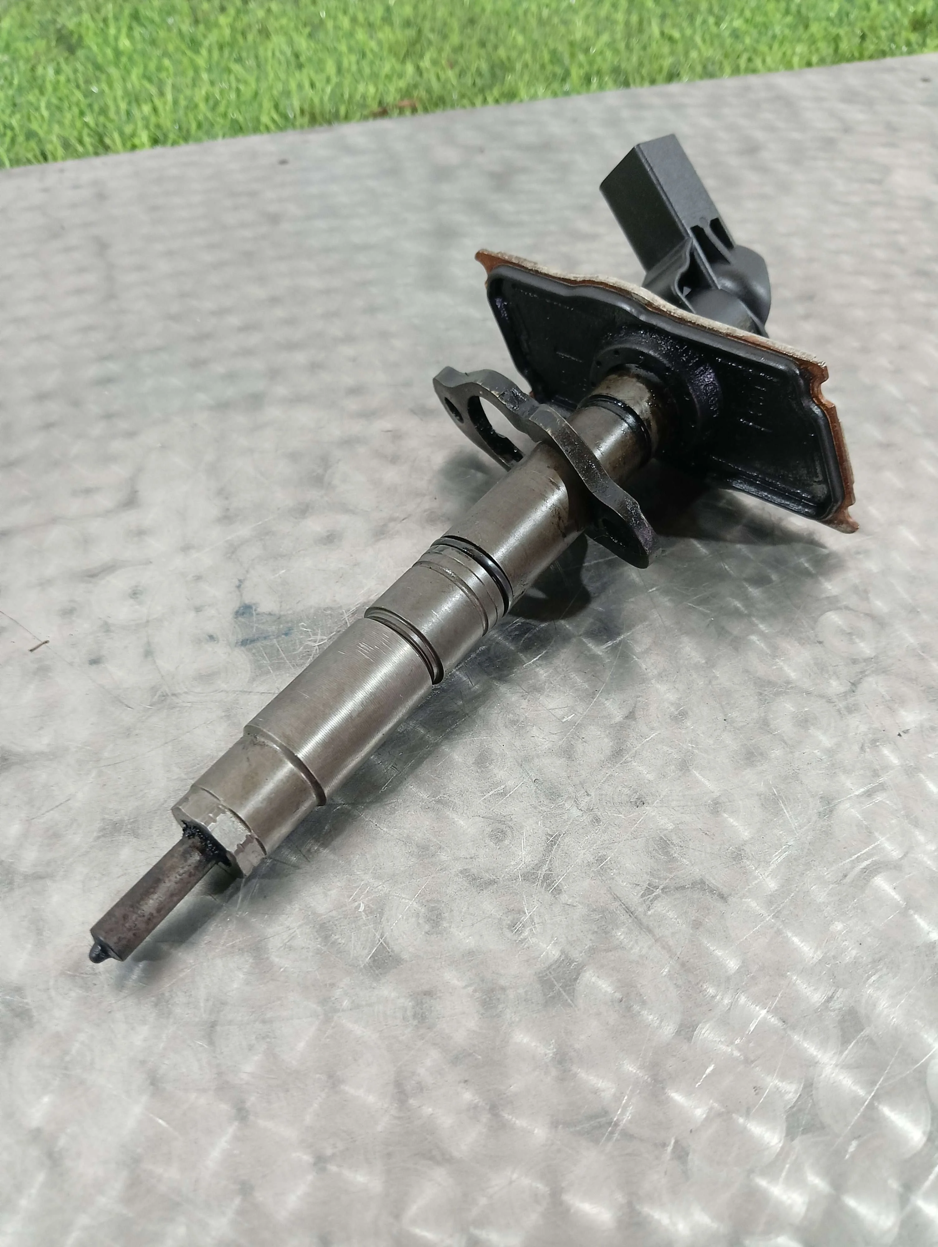 форсунка топливная Audi A4 2.0 дизель 2010