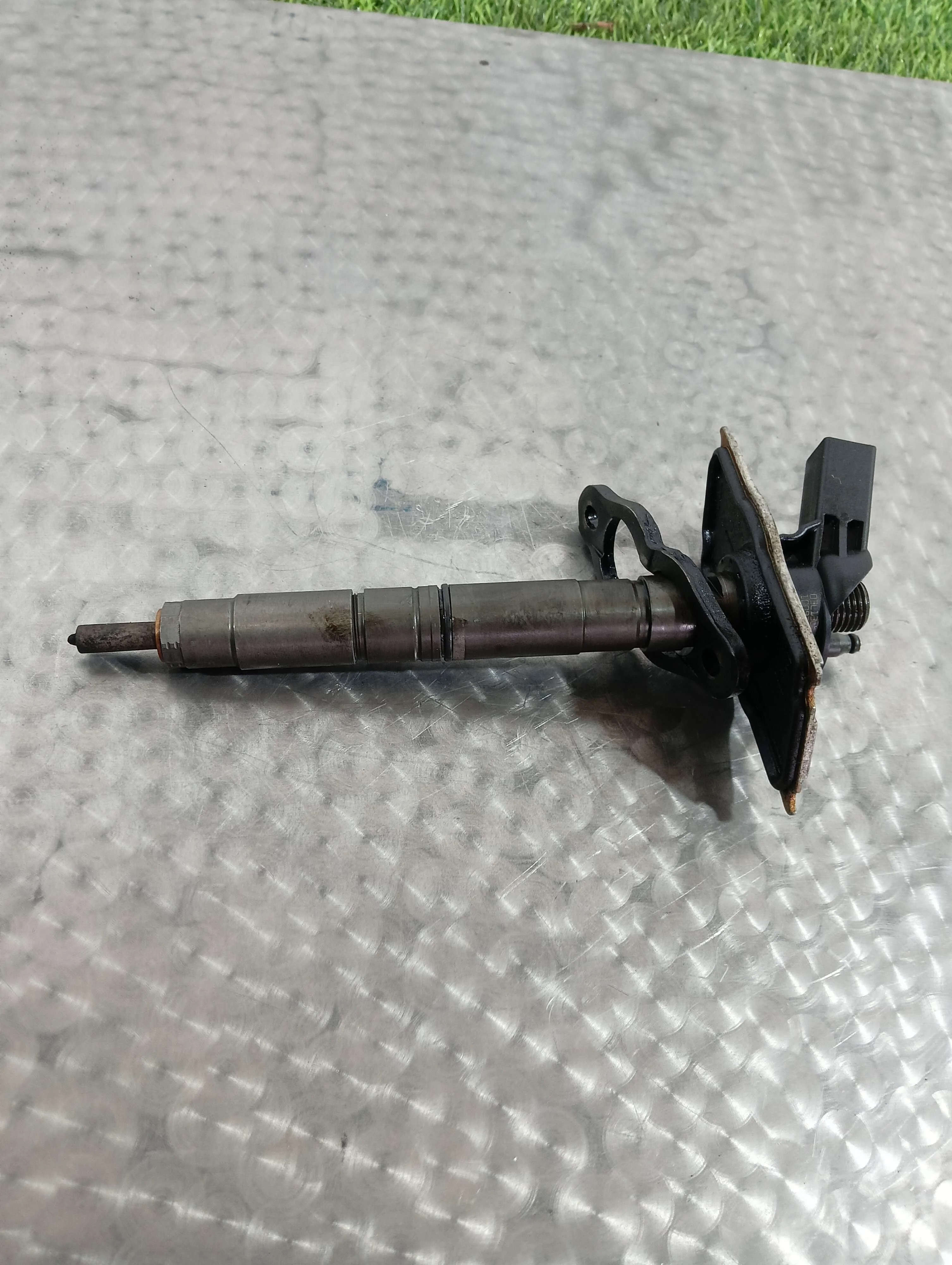 форсунка топливная Audi A4 2.0 дизель 2010