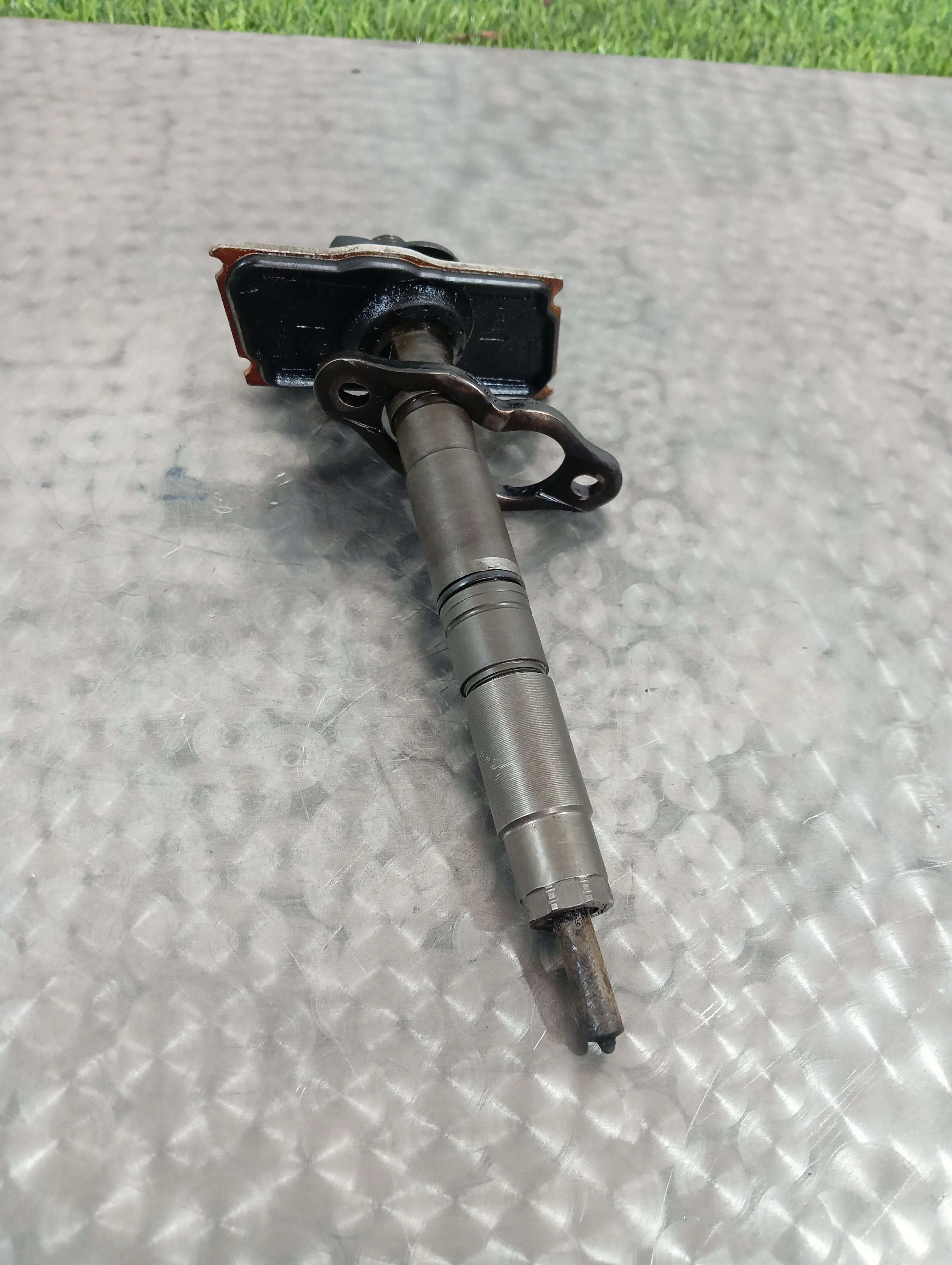 форсунка топливная Audi A4 2.0 дизель 2010