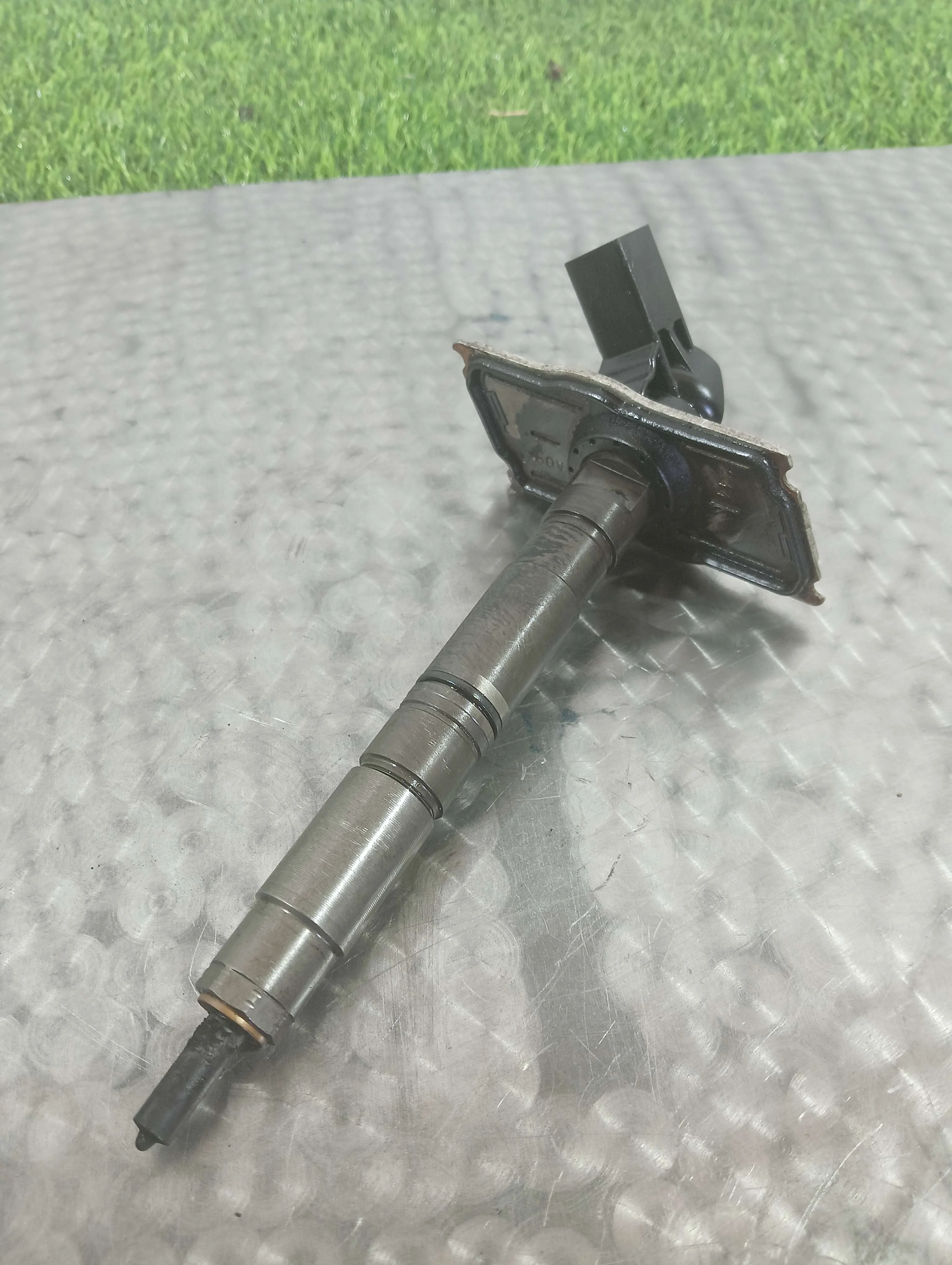 форсунка топливная Audi A4 2.0 дизель 2010