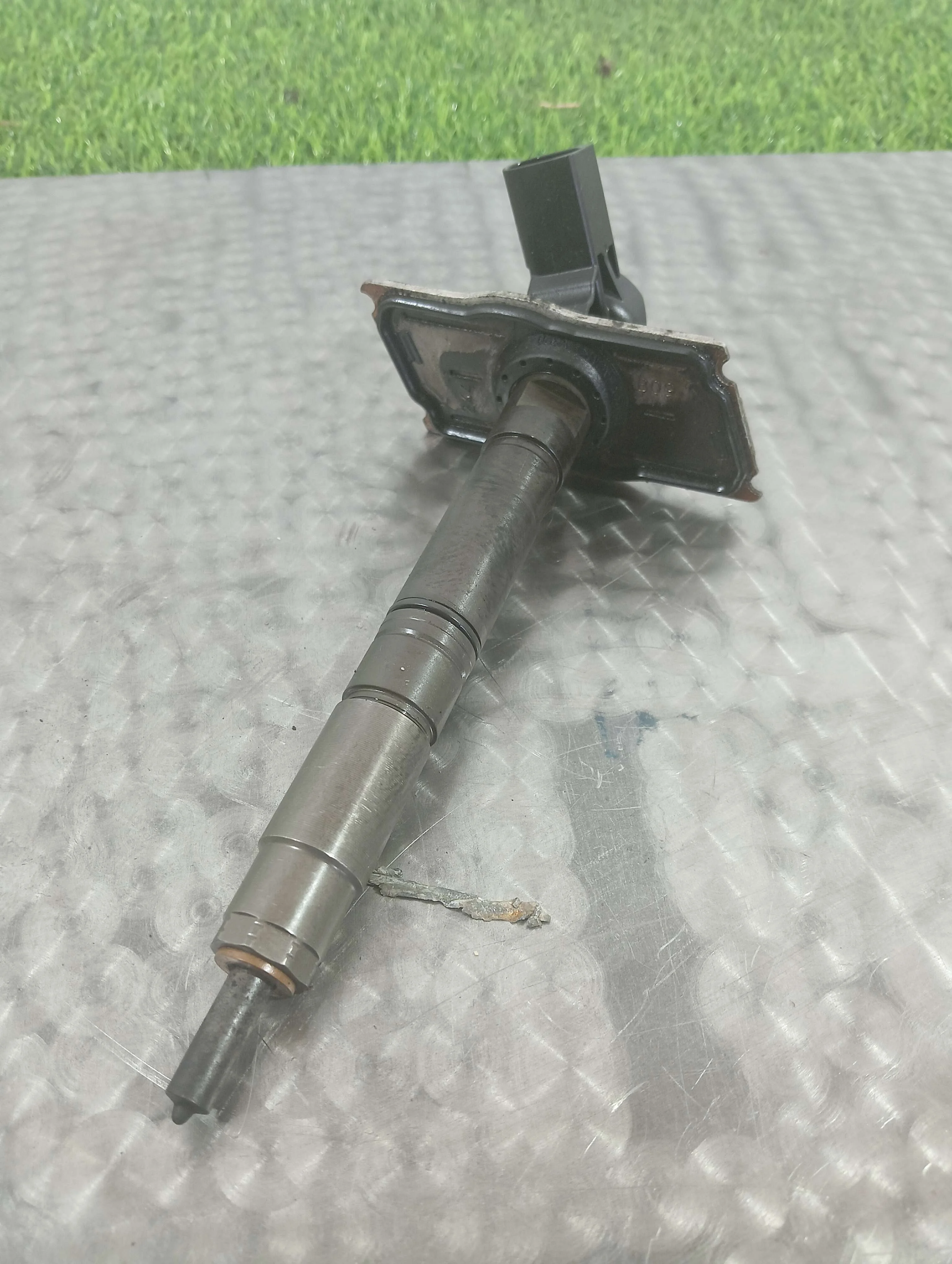 форсунка топливная Audi A4 2.0 дизель 2010