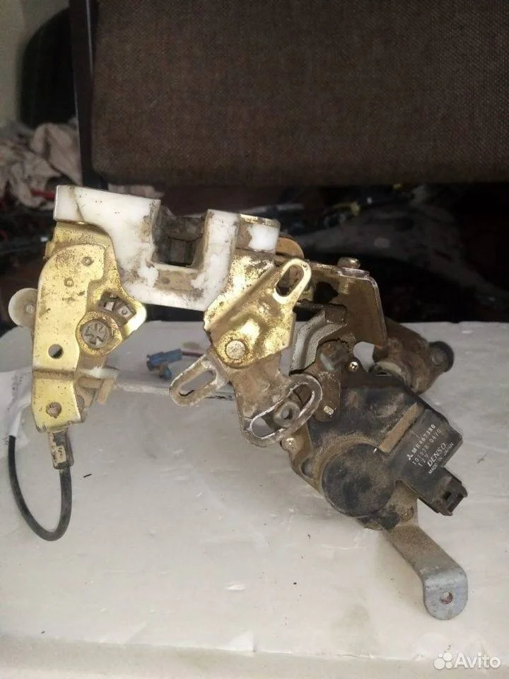 Замок багажника Mitsubishi Pajero III (1999—2003)