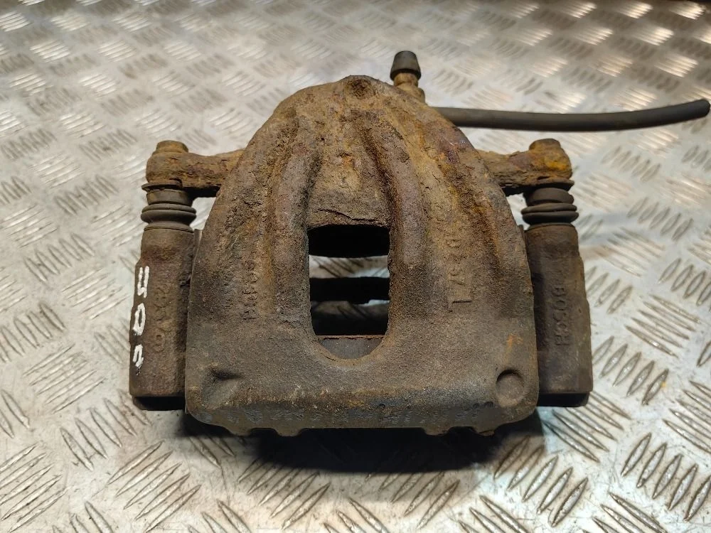 Суппорт передний левый Toyota Avensis T250