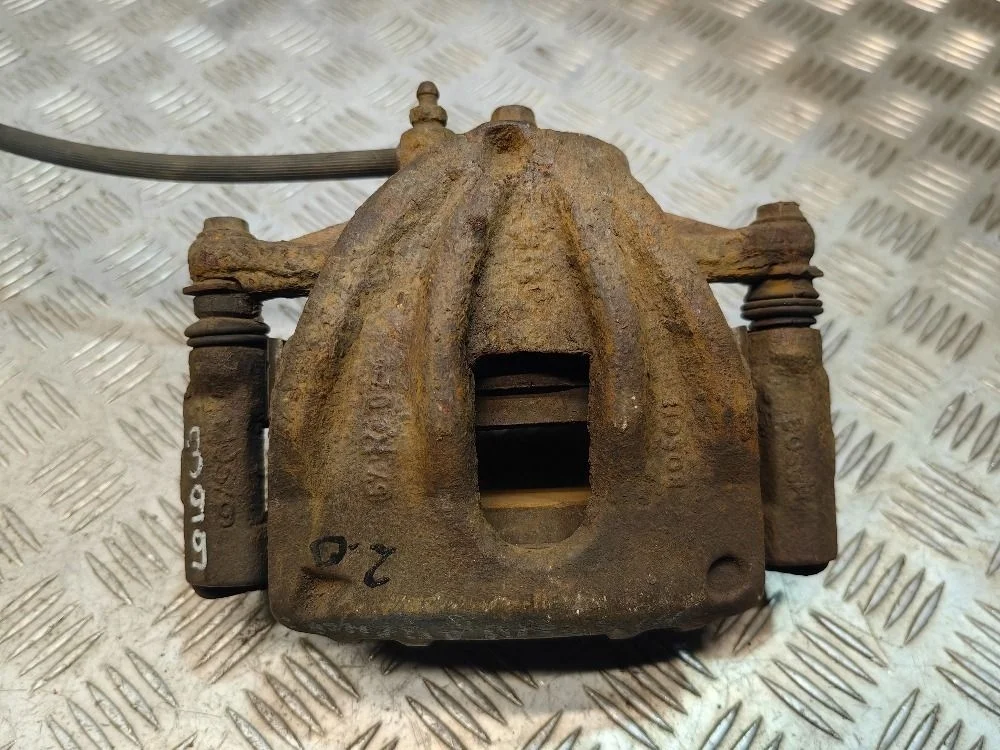 Суппорт передний правый Toyota Avensis T250