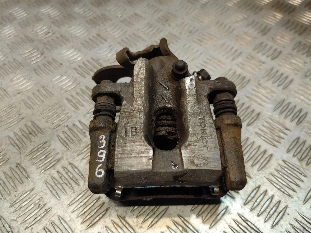 Суппорт тормозной задний правый Toyota Corolla 10