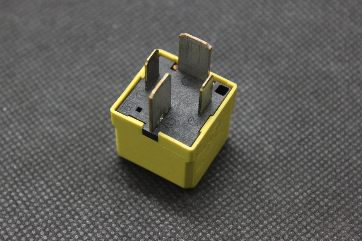 Реле желтое 12V 90226846 б/у Опель Opel