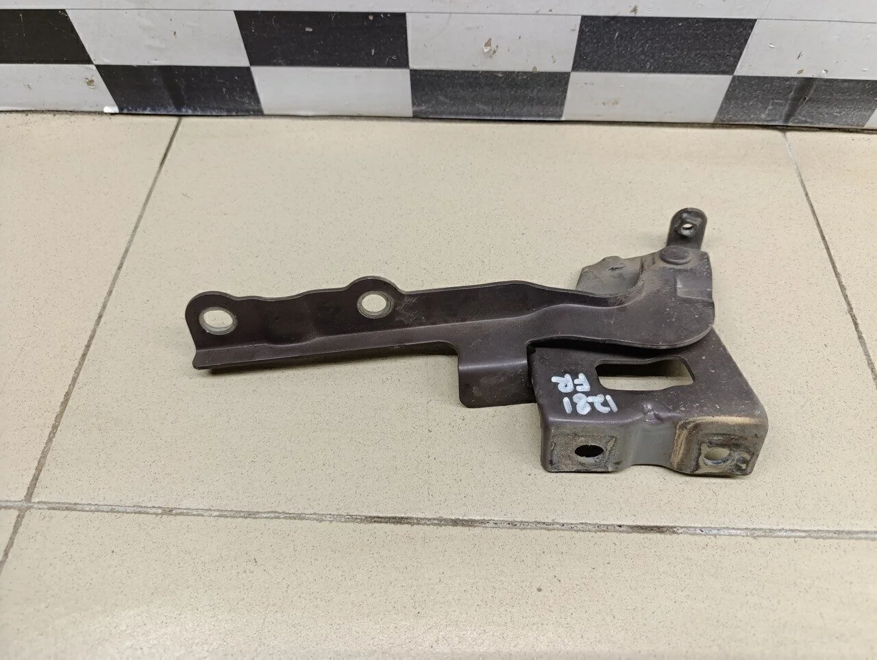 Петля капота правая ix35/Tucson 2010-2015