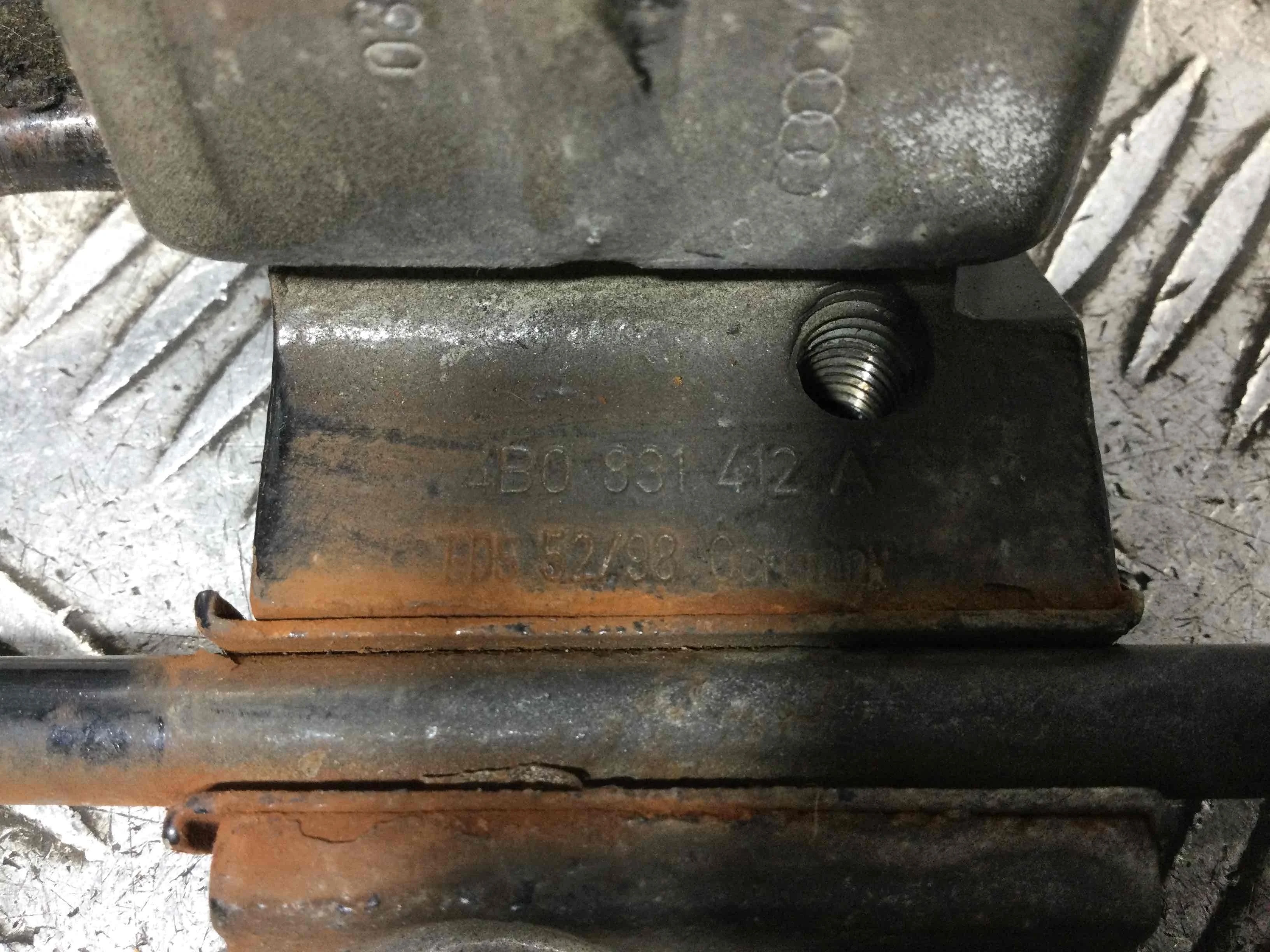 Петля двери передней правой Volkswagen Passat B5 (1996-2000) бензин 1.6 i Механика Универсал