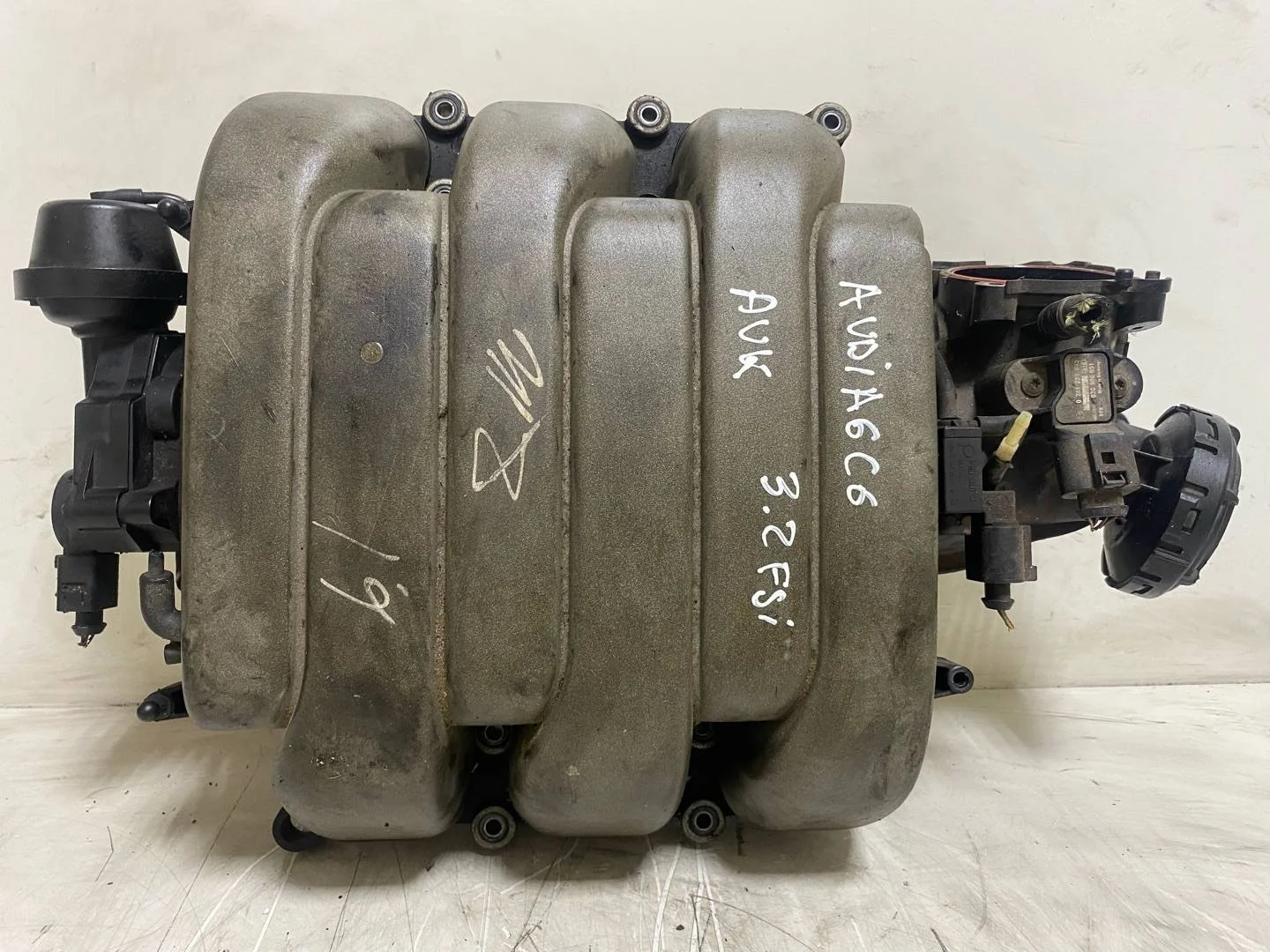 впускной коллектор Audi A6 4F/C6