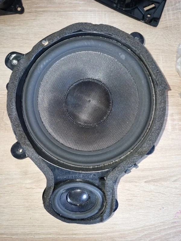 Динамик premium sound Volvo V70 2003 SW