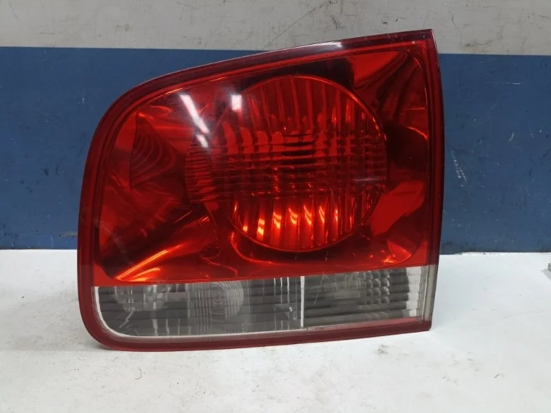 Фонарь внутренний Volkswagen Touareg 1 2002 - 2010 7L6945094H 7L, правый