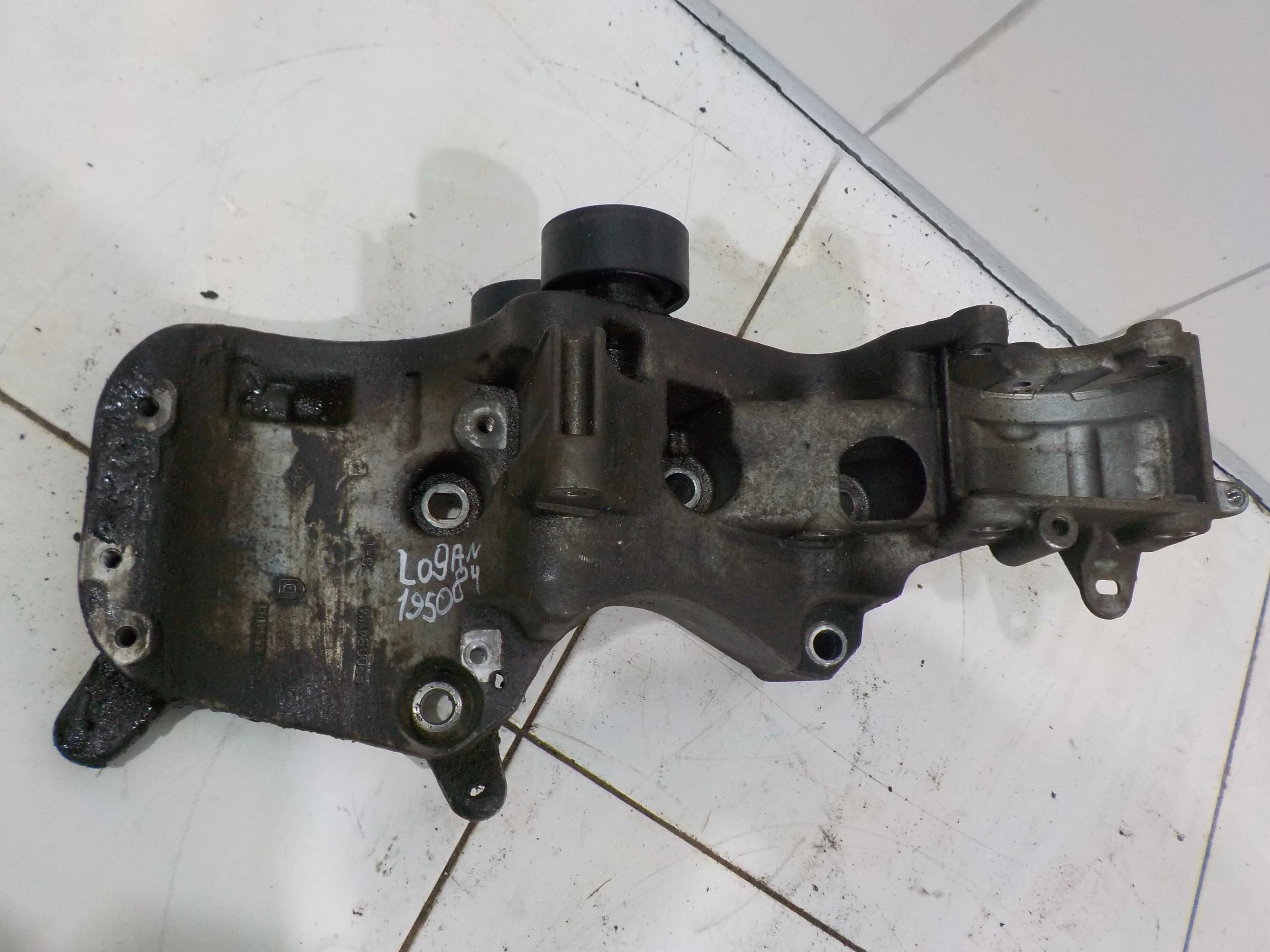 кронштейн компрессора кондиционера RENAULT LOGAN