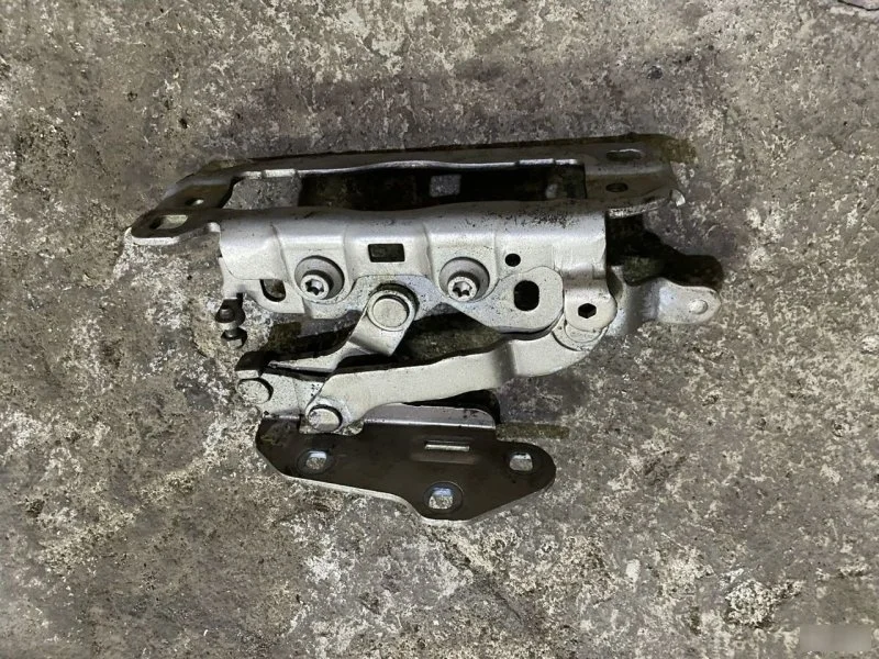 Петля капота Mercedes C A2048800828 W204, правая