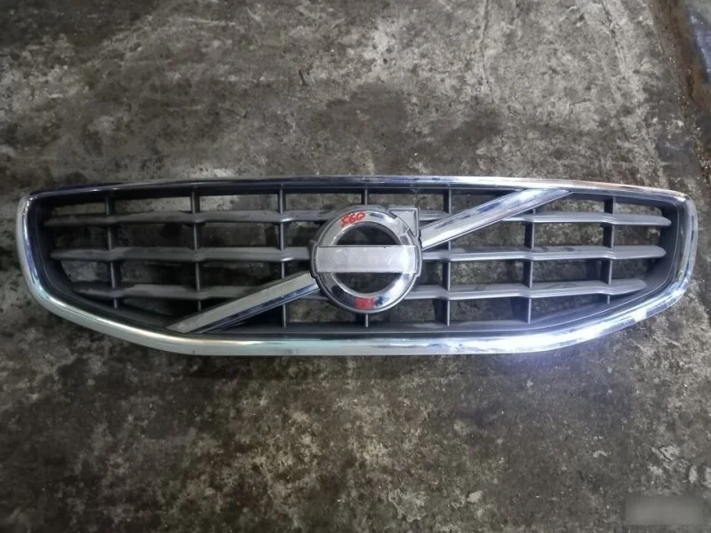 Решетка радиатора Volvo S60 30795039