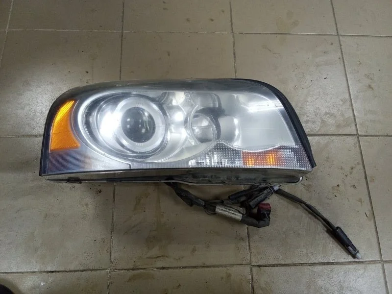 Фара ксеноновая Volvo 31111846, правая