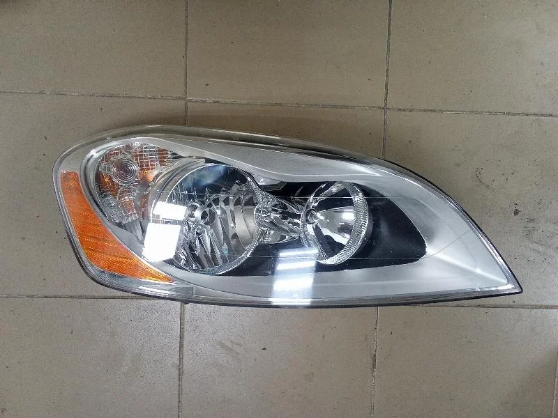 Фара галогеновая Volvo 31395469, правая