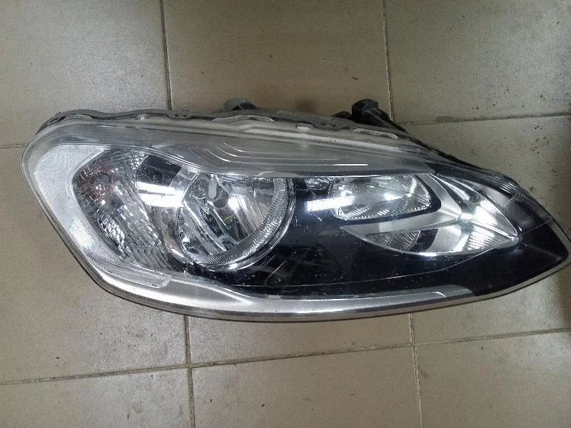 Фара галогеновая Volvo 31358110, правая