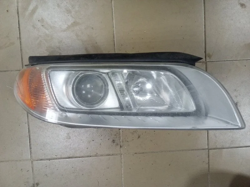 Фара ксеноновая Volvo V70 31214416, правая