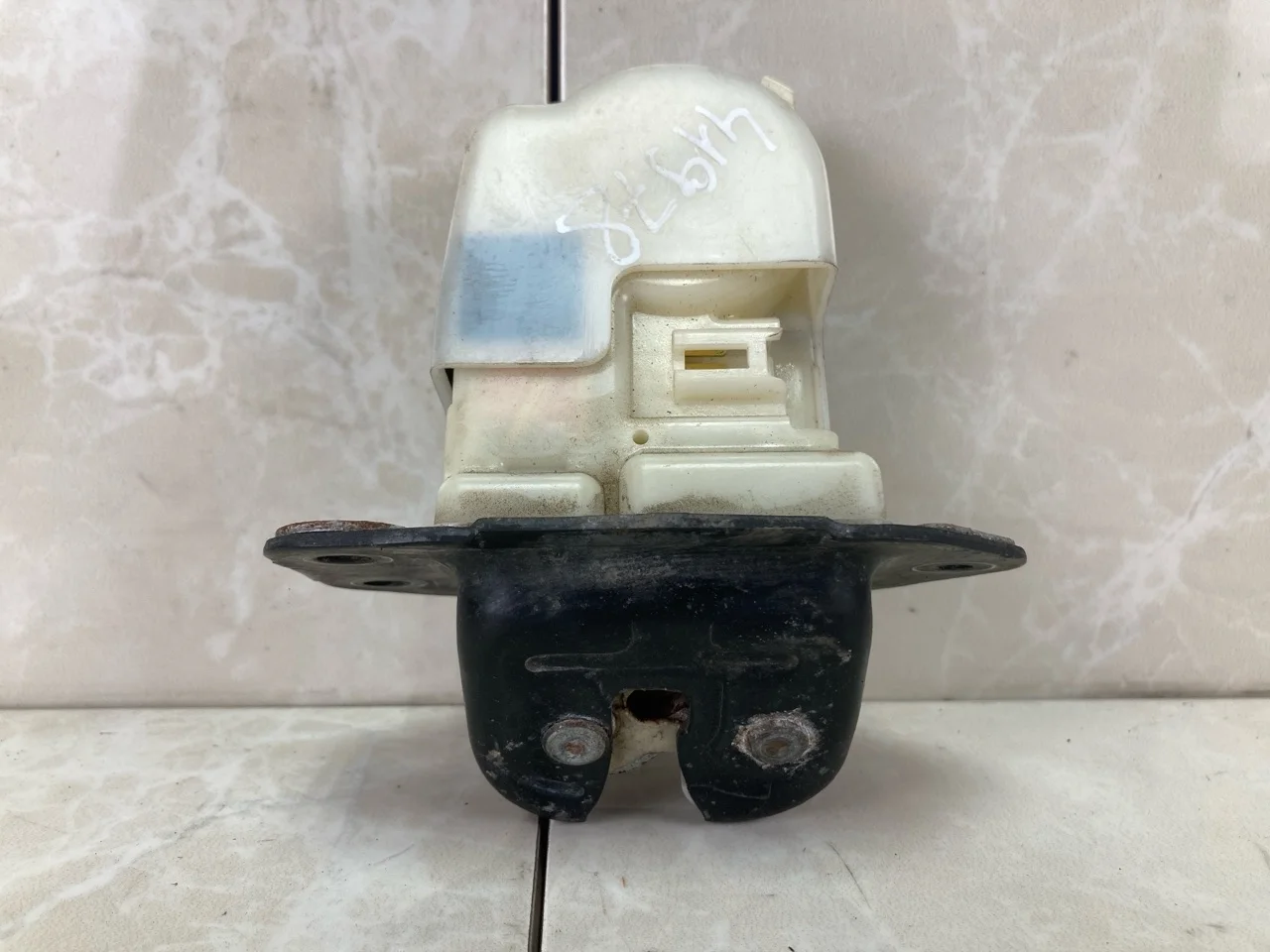 Замок крышки багажника Nissan Note E11 2005-2013 90502EN00A