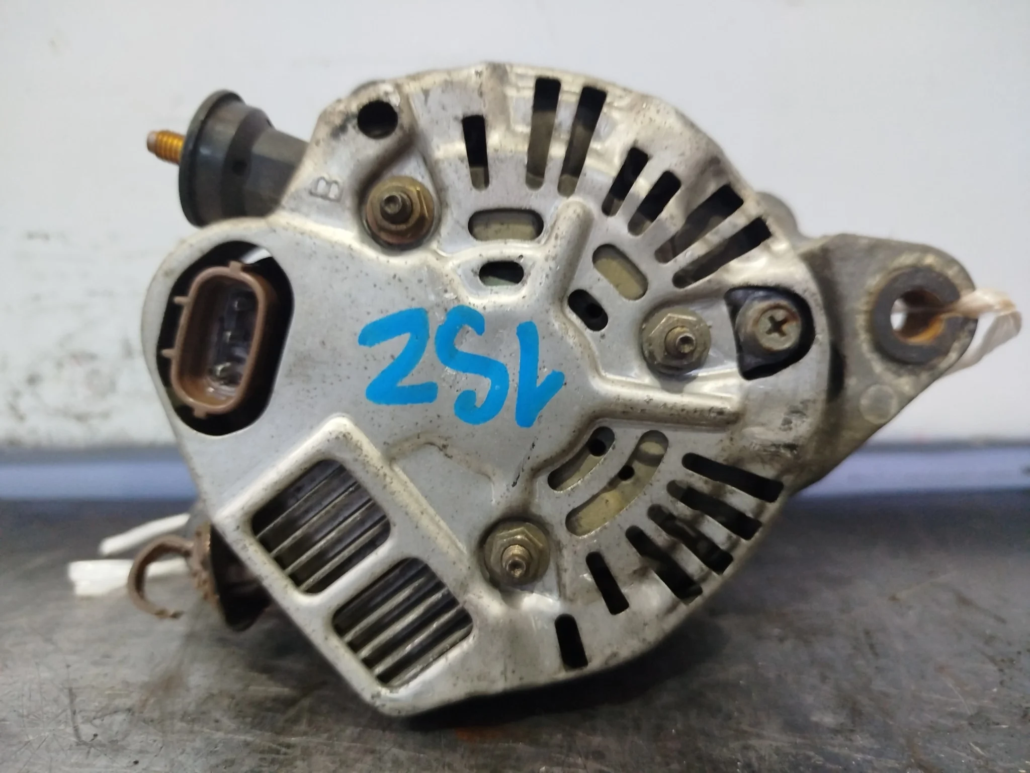 ГЕНЕРАТОР TOYOTA 1SZ-FE PLATZ VITZ YARIS SCP10 SCP11 2706023030 ОВАЛЬНАЯ ФИШКА 3 КОНТАКТА 90A D744