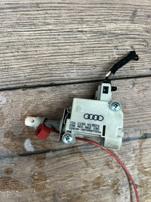 Привод открывания бензобака Audi A8 2007 3B0959781 D3 3.2