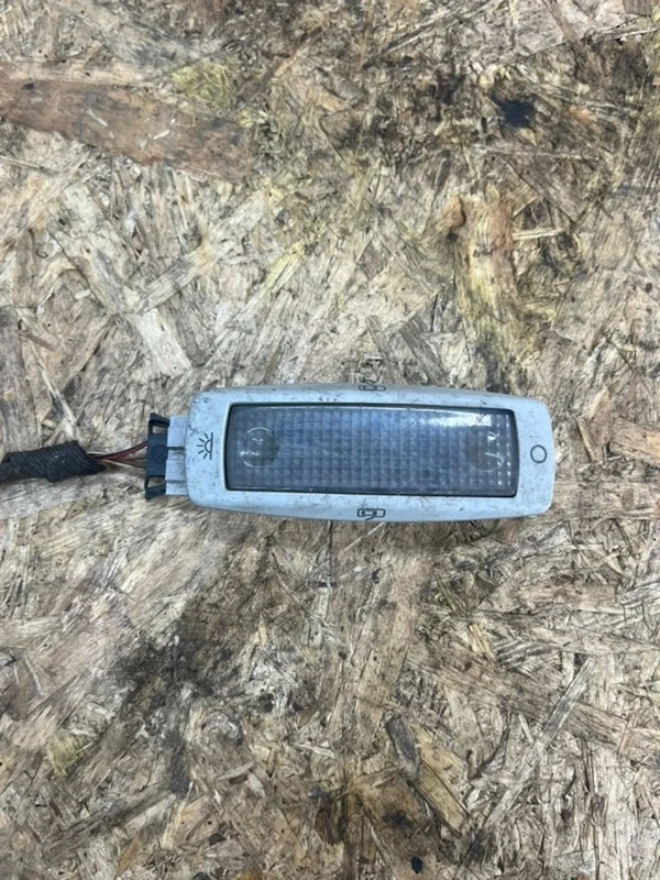 Верхняя лампа для чтения задней карты Volkswagen Passat 2001 3B0947291 B5 1.8 AVF