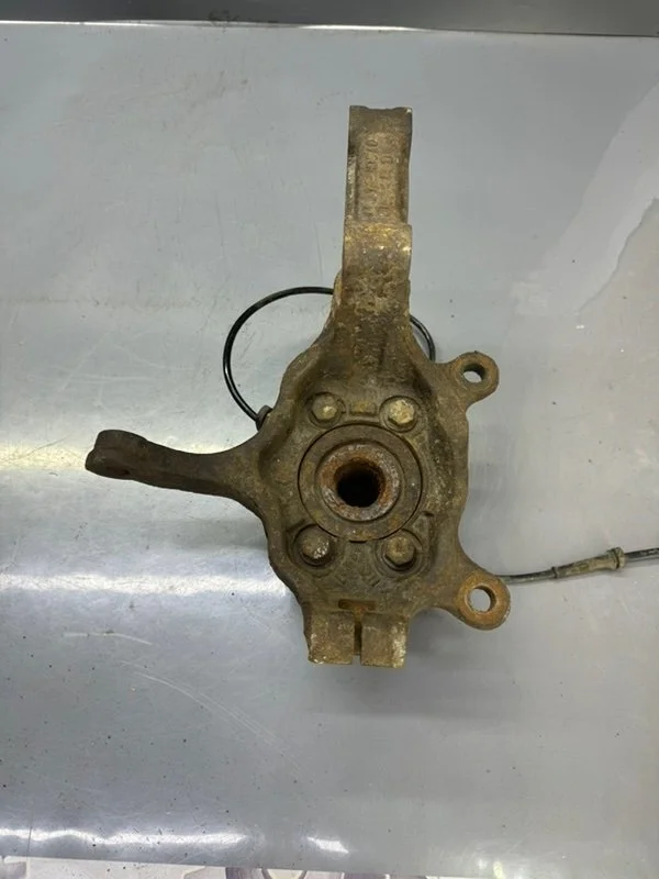 Поворотный кулак Nissan Qashqai 2007 40015JD000 J10 2.0, передний левый