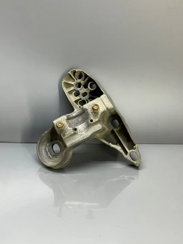 Кронштейн двигателя Volkswagen Passat 2001 8E0199351 B5 2.0, передний левый