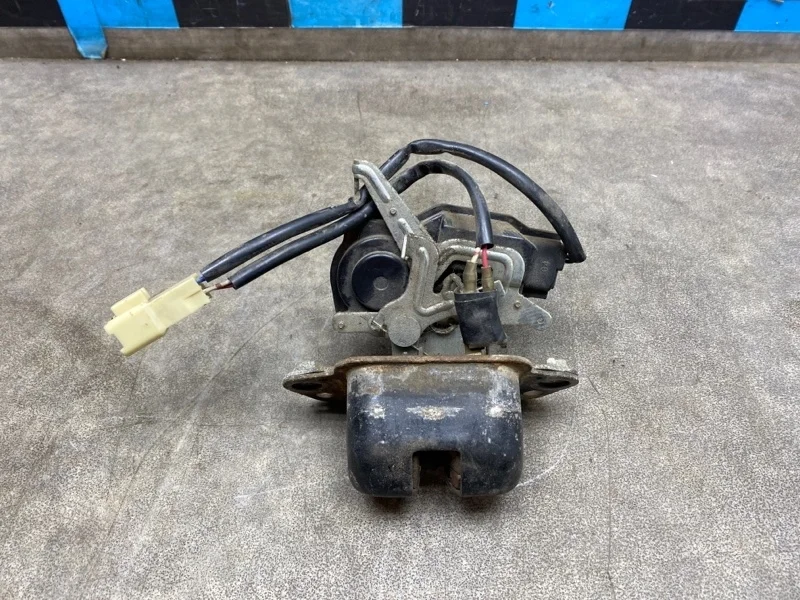 Замок багажника Subaru B9 Tribeсa 2007 63032XA00A9E USA 3.0 EZ30 AT