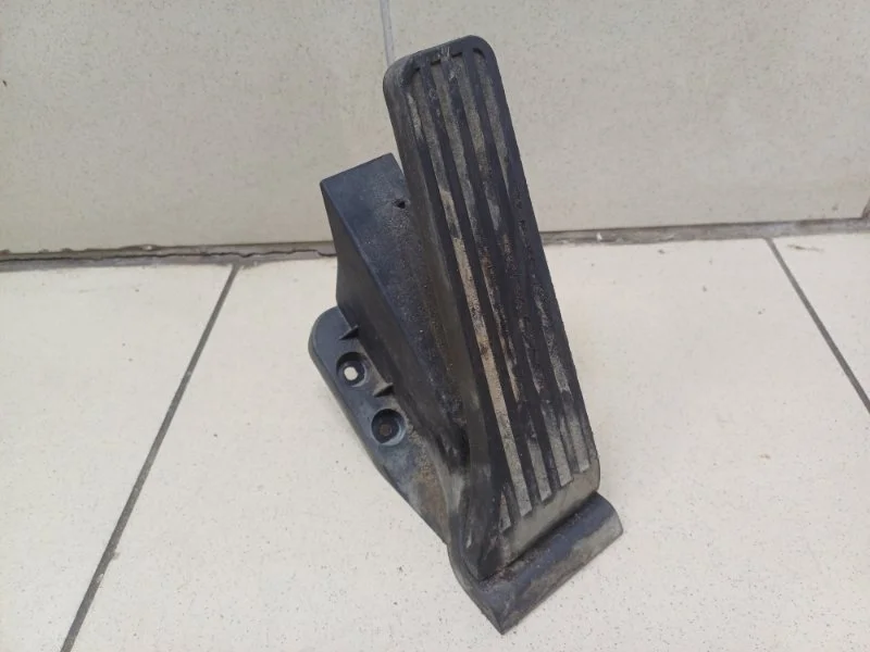 Педаль газа Mercedes-Benz C-Class 2008 A2043000004 W204 3.0 AT M272